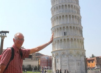 Un turista lleva veinte años sujetando la Torre de Pisa