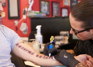 Despistado se tatúa “Hacerme un tatuaje” para que no se le olvide