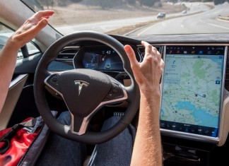 El coche sin conductor de Tesla cruzará datos con Facebook para decidir a quién atropella