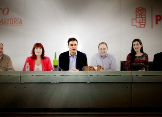 Pedro Sánchez reparte pan y vino para cenar por última vez con sus 18 seguidores
