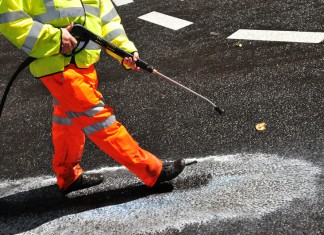 Los barrenderos de Barcelona mojarán con la manguera a los peatones que vean sucios