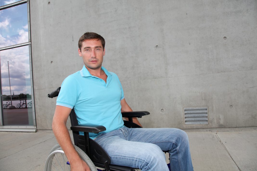 Increpan a un hombre en silla de ruedas por no cederle el asiento a una Increpan a un hombre en silla de ruedas por no cederle el asiento a una