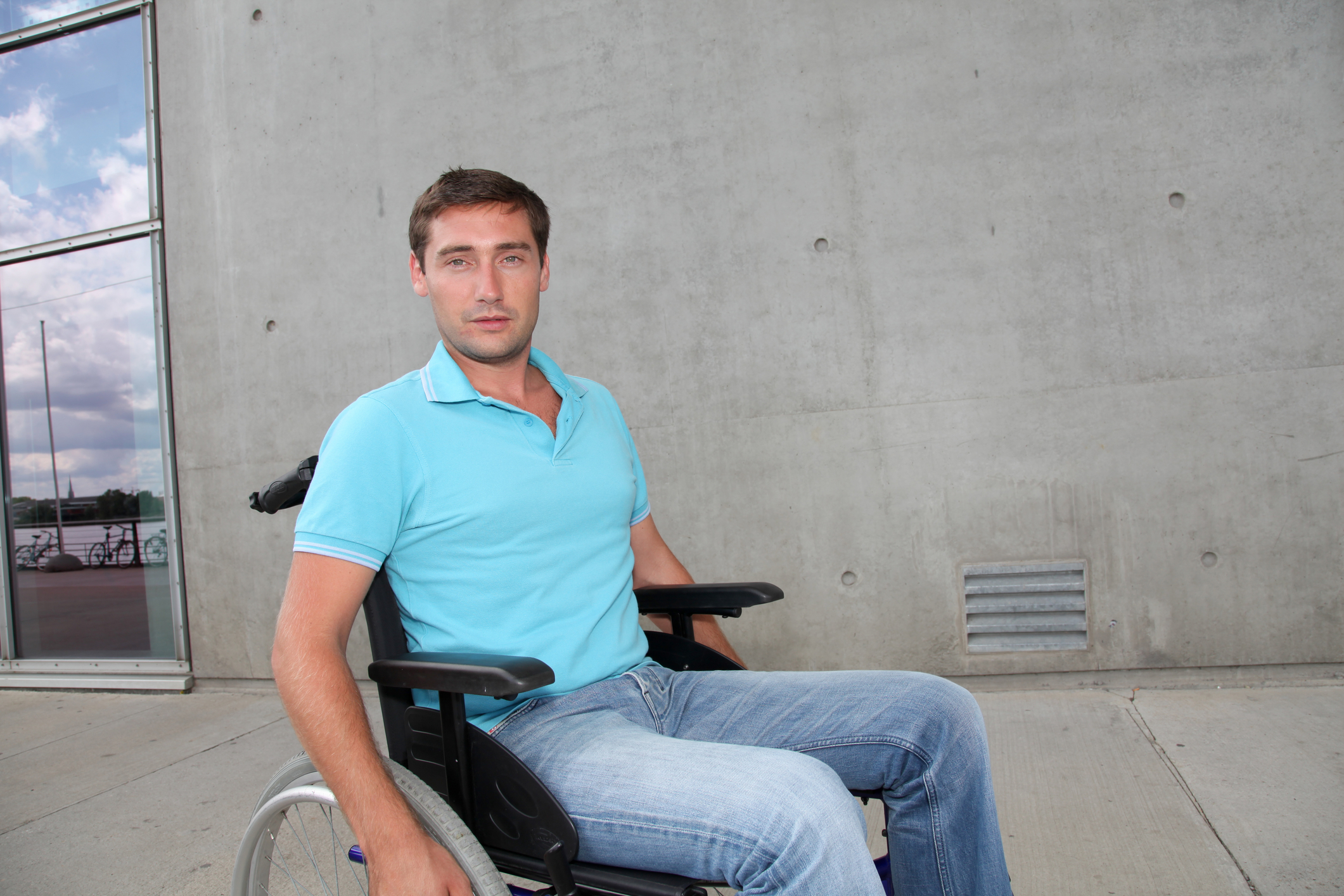 Irónico Confundir Pogo stick jump Increpan a un hombre en silla de ruedas por no cederle el asiento a una  anciana | El Mundo Today