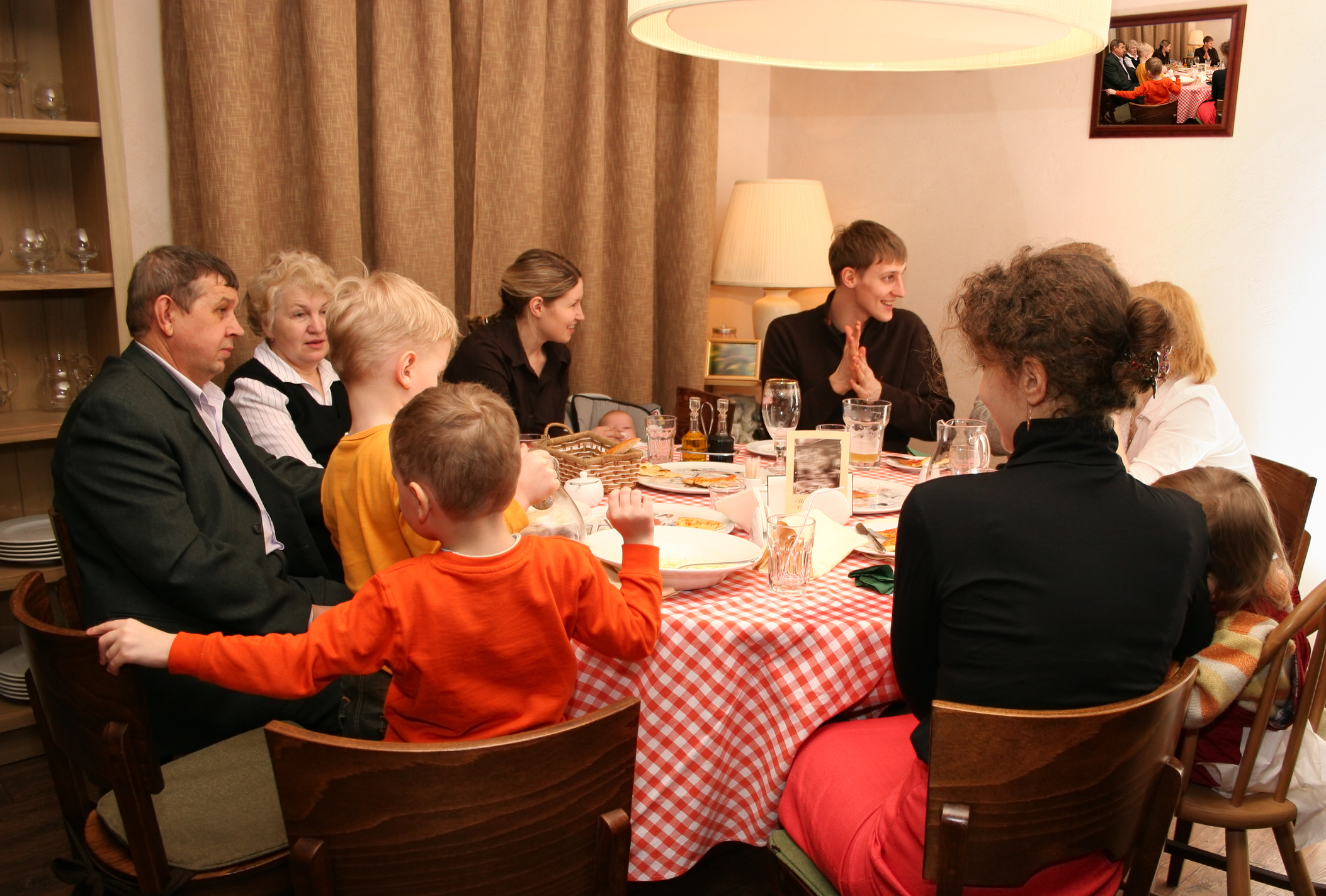 Гости круглого стола. Семья за столом. Гости за столом. Встреча с родственниками. Российская семья за столом.