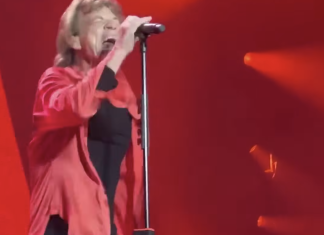 Mick Jagger lleva horas intentando romper una guitarra