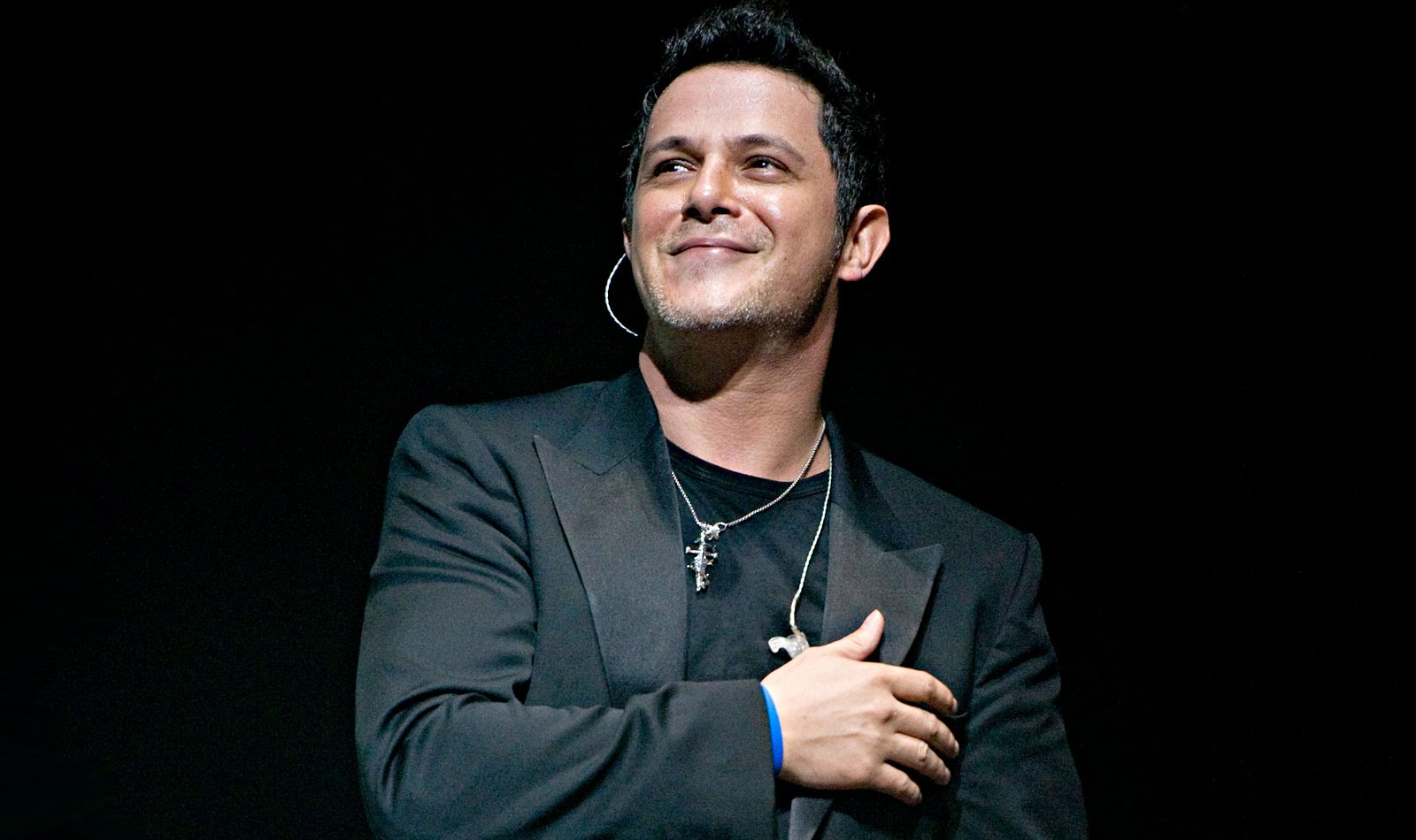 Ponle estas canciones a alejandro sanz y no podrá resistirse. 