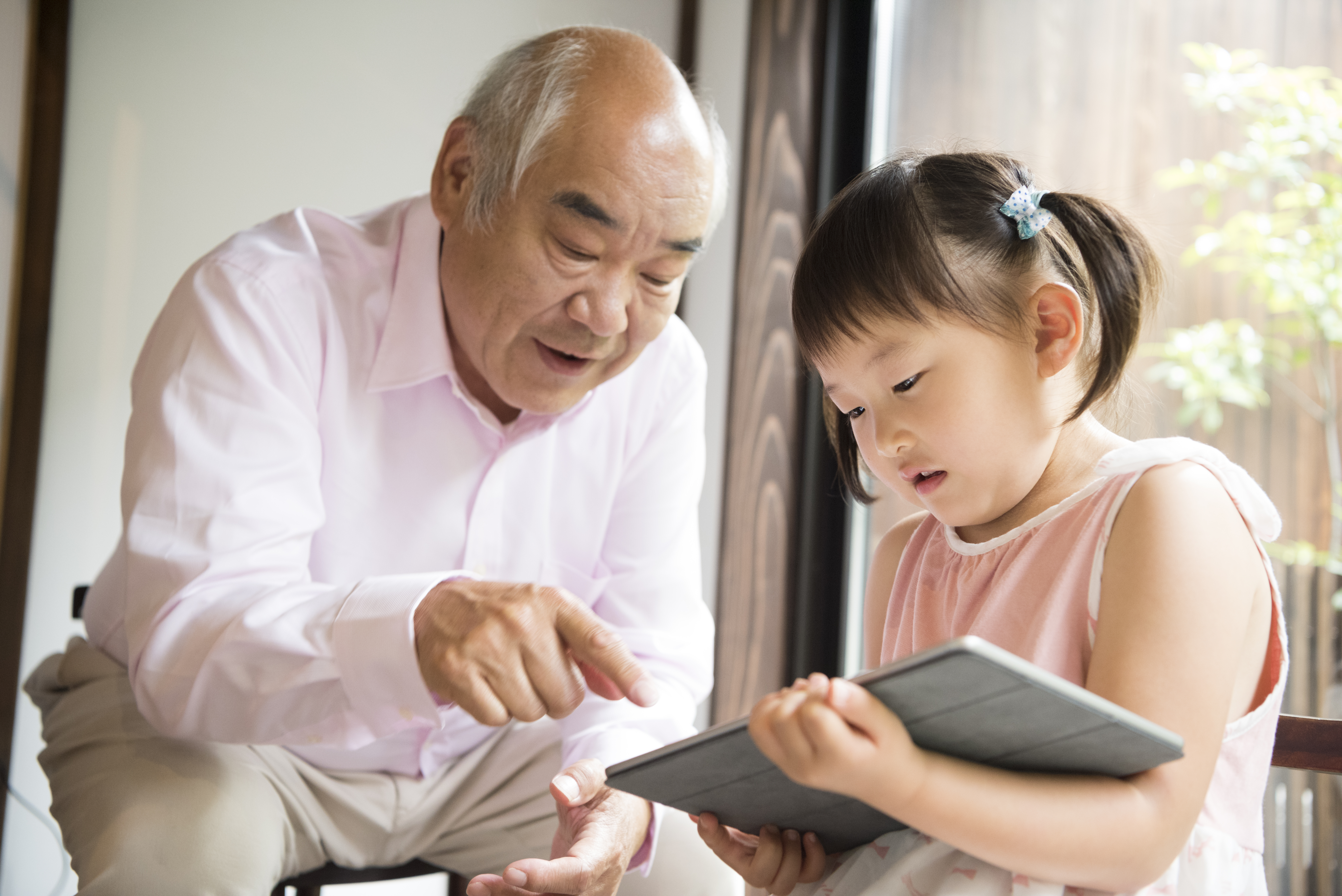 Японская внучка видео. Японская внучка. Японская внучка с дедушкой. Возрастная игра японской дочери. Отец т внучку Японии.