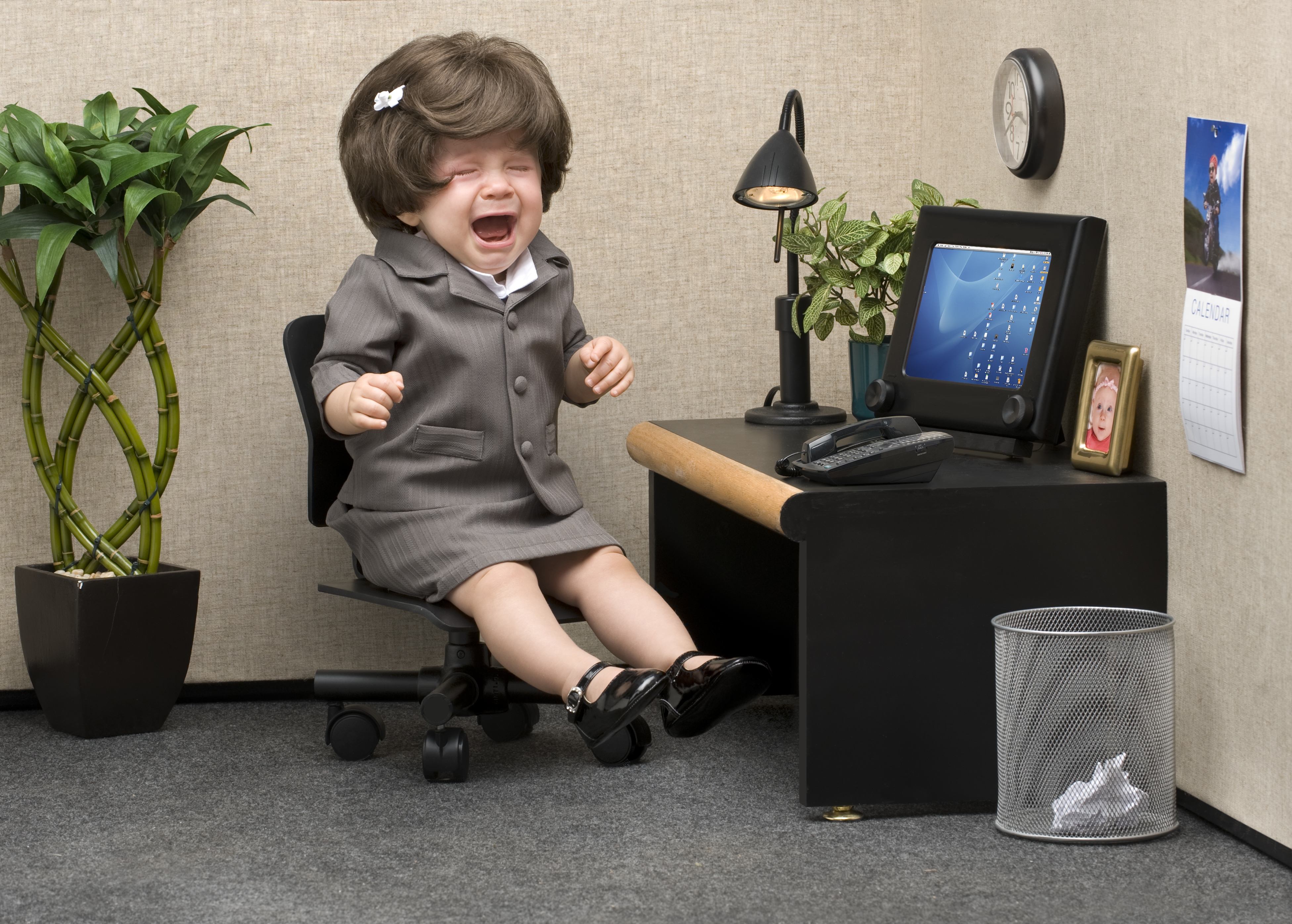 Неприятный человек на работе. Дети в офисе. Работа с детьми. Смешная фотосессия в офисе. Ребенок за компьютером.
