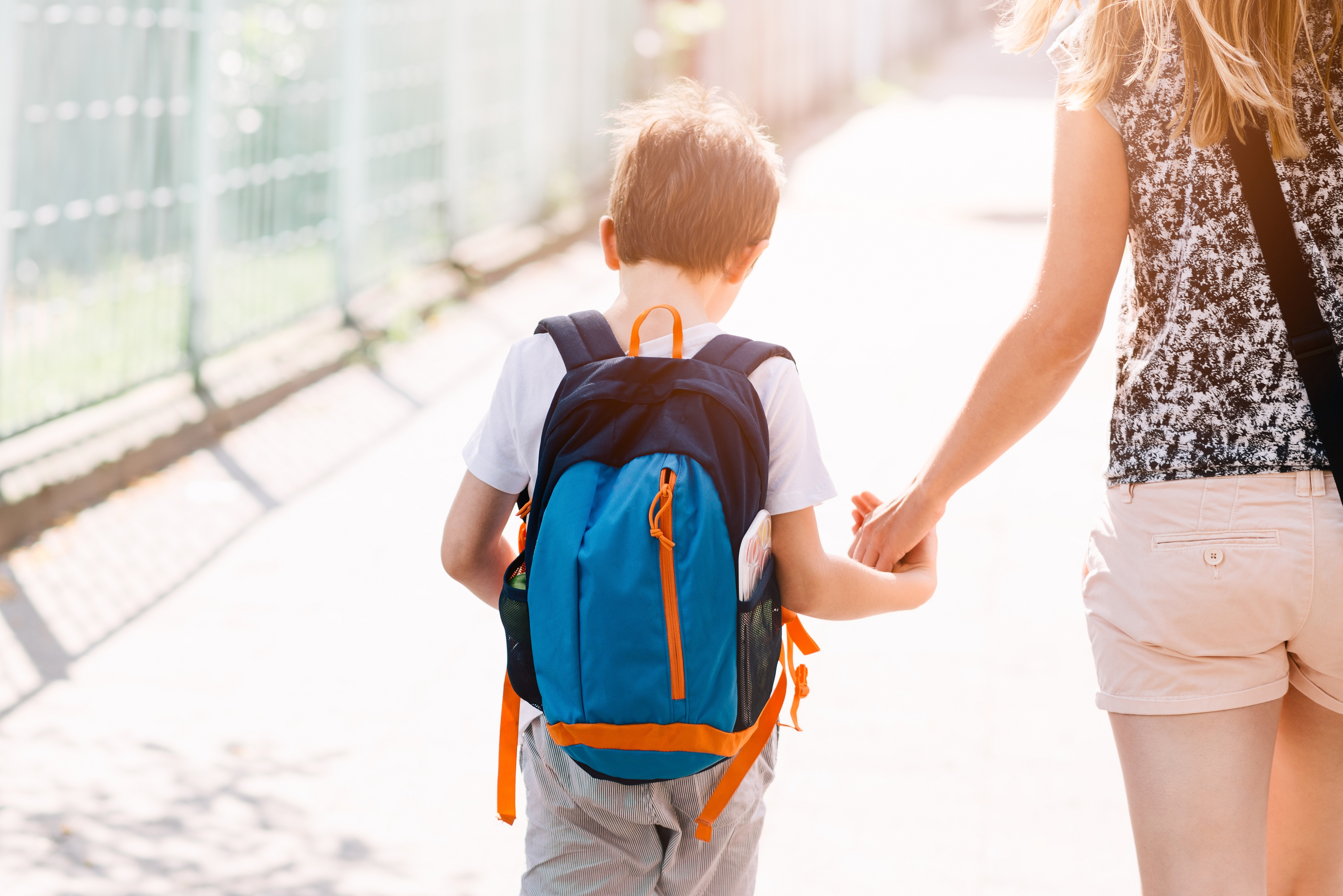 Должны ли дети ходить в школу. Родители ведут ребенка в школу. Ребенок идет с рюкзаком. Сопровождаемый ребенок. Мама ведет ребенка.