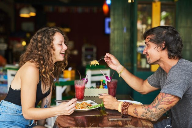 Abren El Primer Restaurante Para Gente Que Quiere Comer En Lugar De Hacer Fotos A La Comida El