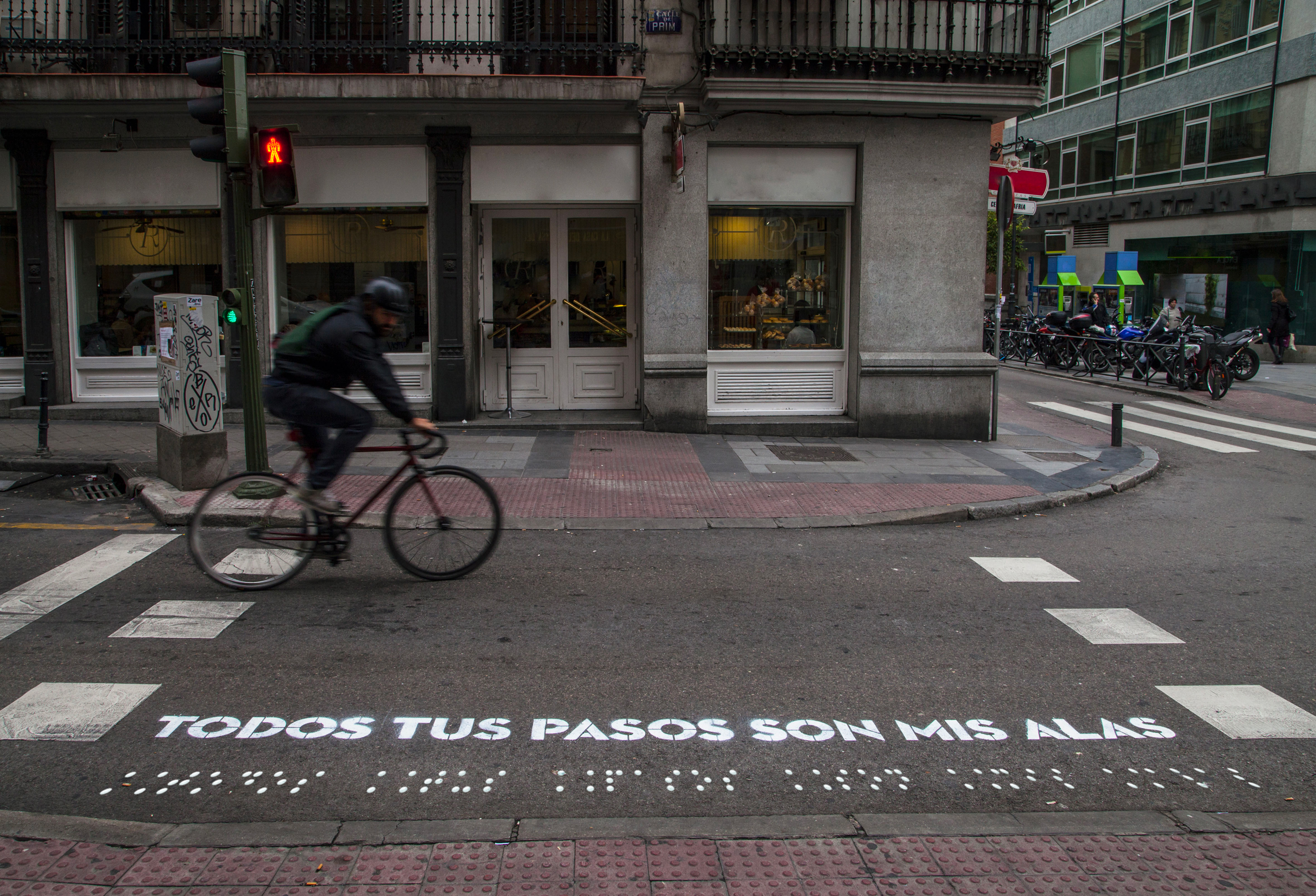 El Ayuntamiento de Madrid escribe frases en braille en los pasos de  peatones para que los ciegos puedan leerlas | El Mundo Today