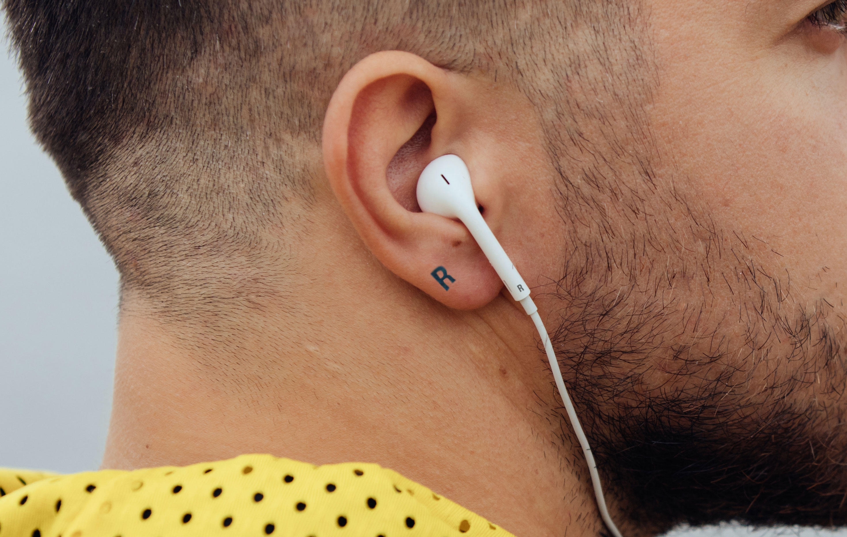 Parpadeo Listo Días laborables Se tatúa una L y una R en las orejas para saber dónde ponerse los  auriculares | El Mundo Today