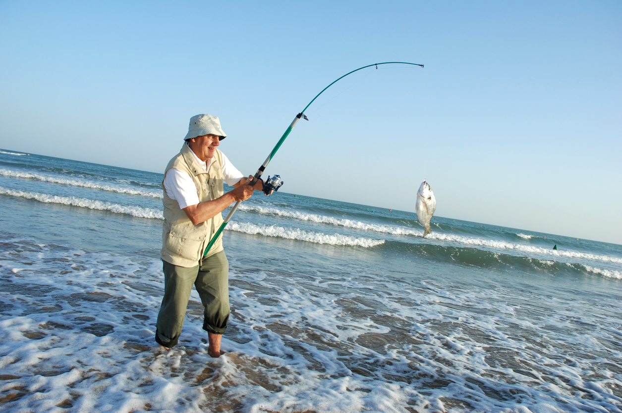 Un hombre lleva pescando devolviendo al mar el mismo desde 1997 | Mundo Today