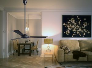 El instalador ha colgado el ventilador de techo un poquito demasiado