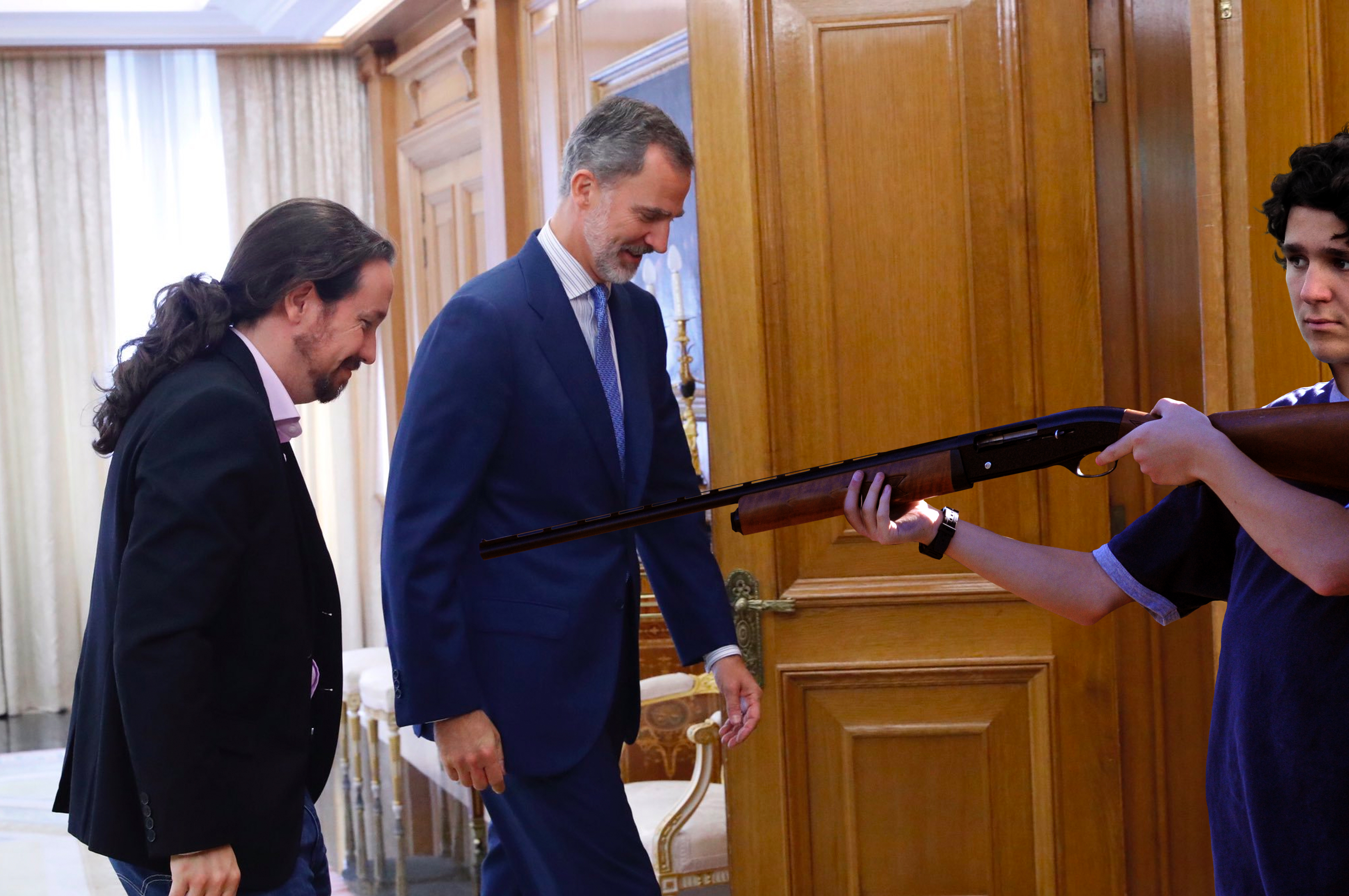 Pablo Iglesias pregunta a Felipe VI si es imprescindible que Froilán le apunte con un rifle mientras hablan