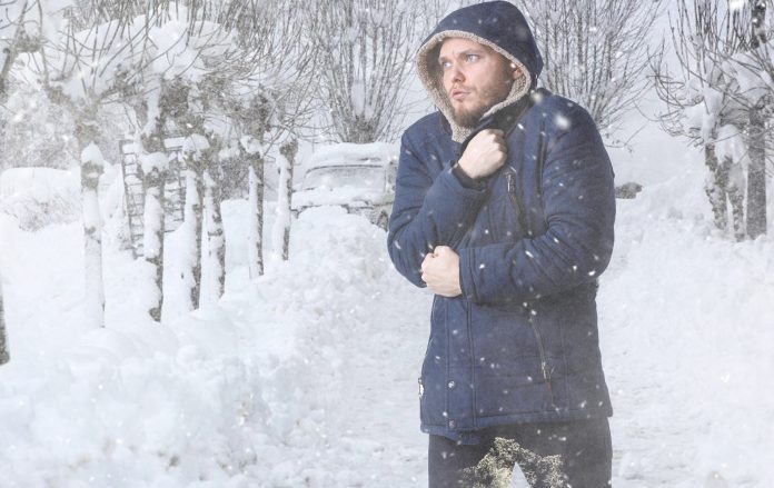 Orinarse en los pantalones solo ayuda a combatir el frío durante dos minutos pero luego es peor, confirman los meteorólogos tras atrevido experimento | El Mundo Today