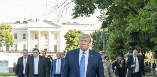 Trump planea aplazar las elecciones de noviembre hasta que, rodeado y asediado por el ejército de los Aliados, se suicide en un búnker