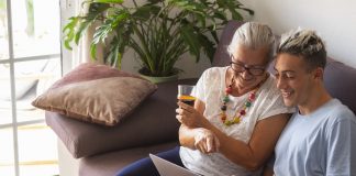 La abuela de un adolescente poliamoroso le pregunta cuándo se va a echar una cuarta novia