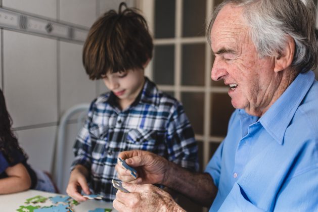 Una familia, obligada a comer en el suelo hasta que acabe el puzle