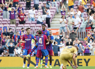 Los aficionados del Barça llenan el Camp Nou para reunir dinero para echar a Koeman