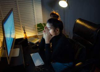 Una chica se excusa por su mal humor diciendo que está «en esos días», refiriéndose a la crisis estructural del capitalismo y a la deriva decadente de una sociedad sin valores