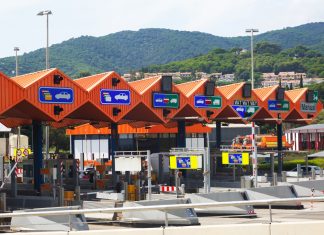 Las inmobiliarias preguntan si pueden poner ya en alquiler como “lofts luminosos bien comunicados” las casetas de cobro de los peajes catalanes