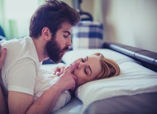 Le pide a su pareja que le hable mal durante el sexo y ella empieza a usar leísmos