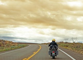 Las aseguradoras solo cubrirán las pólizas de los motoristas canallas y solitarios que recorran carreteras remotas huyendo de su pasado