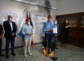 Pedro Sánchez, con los zapatos en llamas y humo saliéndole de la cabeza, anuncia que «lo del volcán ya está solucionado»