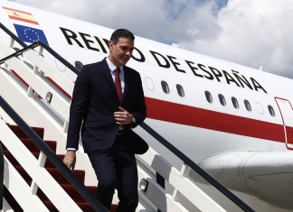 Pedro Sánchez viaja de urgencia a Vigo tras enterarse de que sonarán villancicos tres meses seguidos