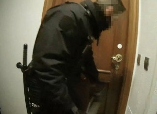 Pide a la policía que le despierte a las seis de la mañana porque tiene una reunión muy importante