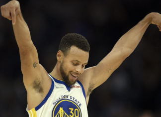 La familia de Stephen Curry, indignada porque, pese a sus 2825 triples en la NBA, sigue orinando fuera de la taza
