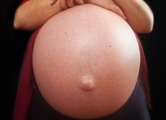 Una madre sobreprotectora lleva tres años embarazada