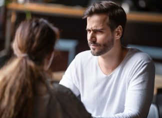 Un hombre que cree que se hará rico con las criptomonedas se ríe de que su mujer crea en el horóscopo