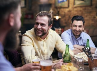 Un grupo de amigos sigue riéndose del que invirtió todos sus ahorros en criptomonedas pese a que ahora es multimillonario y vive en Nueva York