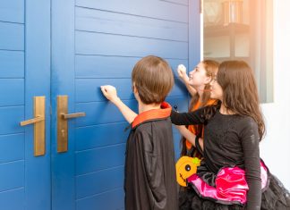 Cinco claves para distinguir a los niños que vienen a pedir caramelos a tu casa por Halloween de unos ladrones