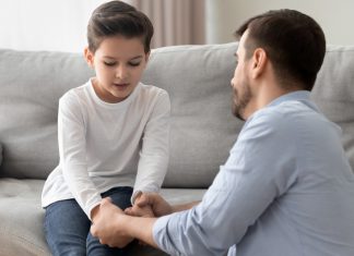 “No todo se puede comprar con dinero”, insiste un padre a su hijo nacido de un vientre de alquiler