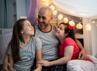 Papá supera a mamá en las encuestas por primera vez en seis años, según un sondeo del Observatorio de la Infancia