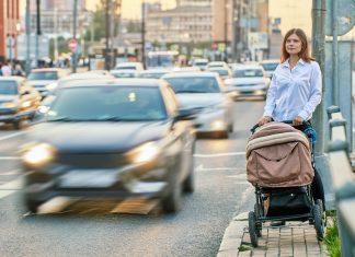 «No viene nadie, es seguro», informa un bebé desde el carrito que sus padres han puesto en mitad de la carretera justo antes de cruzar