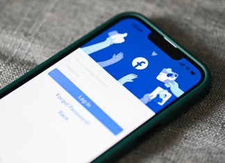 Facebook cede ante la pronunciación de tus padres y planea cambiar su nombre a «Firbus»