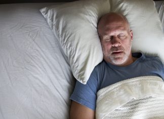 Un señor deja grabados sus ronquidos para cuando él ya no esté