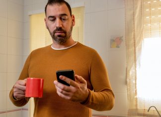 Un hombre que lleva 25 años usando “cómor”, indignadísimo al escuchar “nosotres”