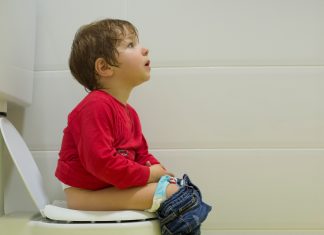 Un bebé denuncia que le han engañado al enseñarle a usar el váter