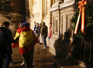 Tras meterse en una misa en honor a Franco por error, Pablo Casado entró en un bar franquista por error y, al tratar de huir de allí, asesinó a 15 milicianos republicanos por error