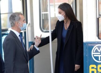 Después de probar un autobús, Felipe VI ordena que instalen varias paradas en La Zarzuela para ir de una habitación a otra
