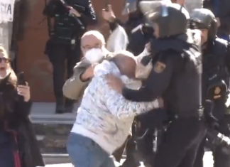 Un agente antidisturbios salva la democracia en el último momento al pegar a un anciano