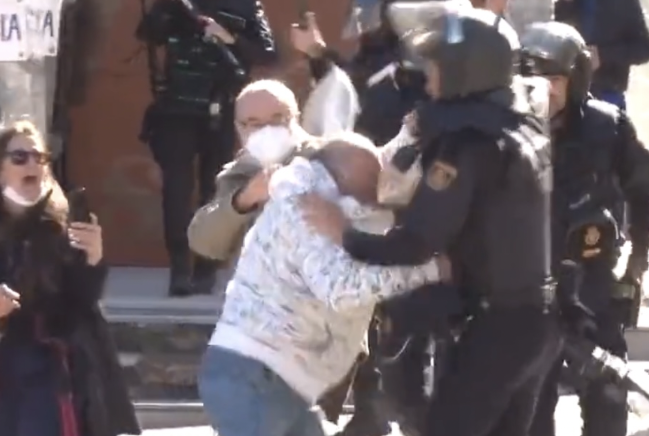 Un agente antidisturbios salva la democracia en el último momento al pegar a un anciano