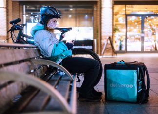Yolanda Díaz se compromete a repartir ella misma todos los pedidos que hasta ahora servía Deliveroo