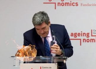 El ministro Escrivá vuelve a equivocarse con el atril y pone a asar un pollo en uno de sus huecos