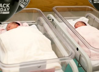 Va al hospital a dar a luz y vuelve con dos niños en vez de uno porque es Black Friday